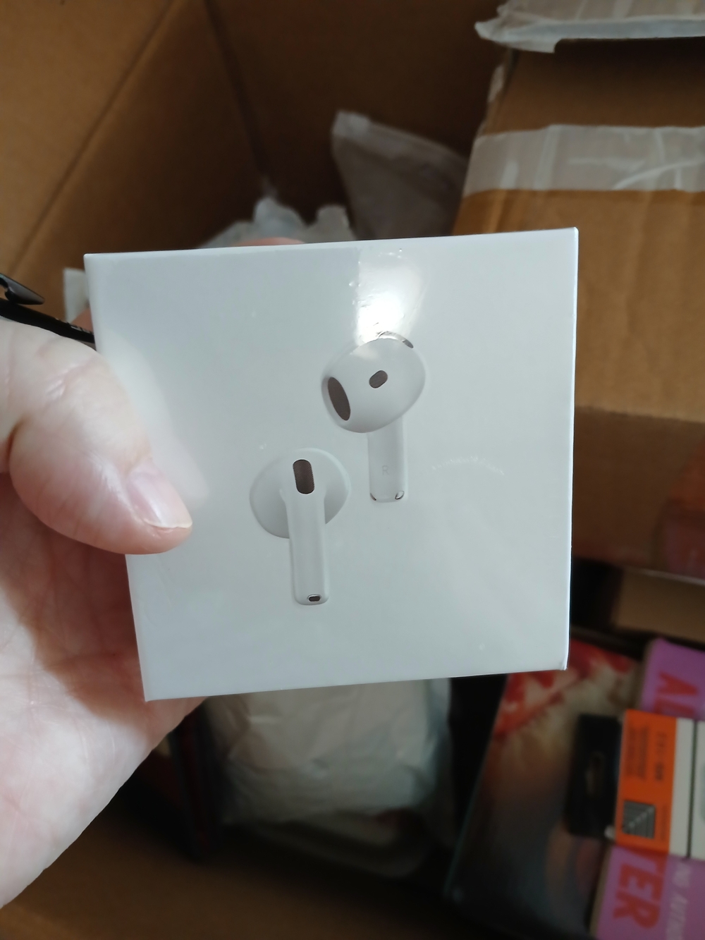 Apple AIRPODS 4 White Wireless Earbuds with Charging Case
